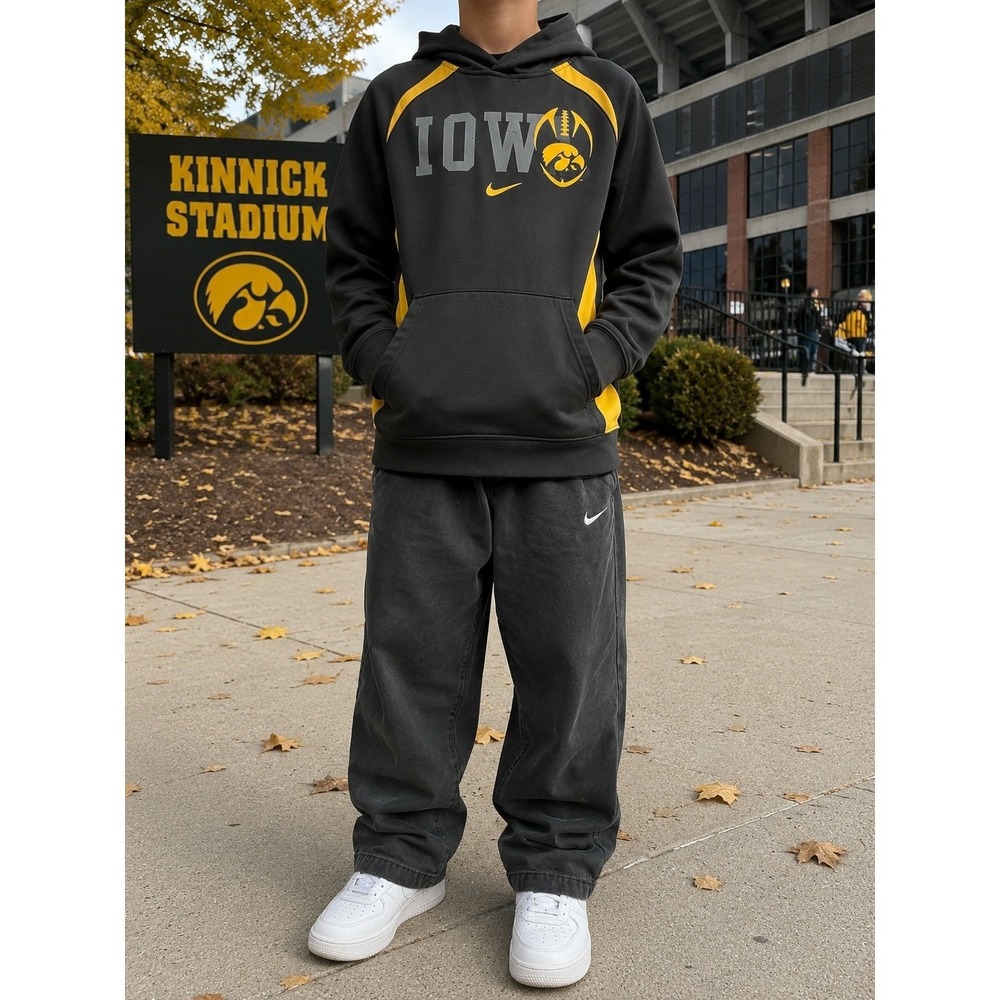 Nike Therma-FIT Iowa Hawkeyes Youth Hoodie Black Gold Size L (16-18)